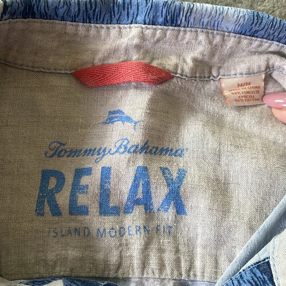Tommy Bahama Relax Mens camp shirt. Beautiful tropical/ocean print. Size Medium - Picture 6 of 8